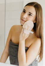 Lade das Bild in den Galerie-Viewer, BEAUTYglove Peelinghandschuh aus Seide Face Glove
